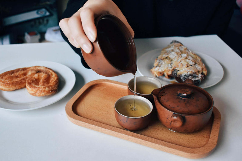 Pouring oolong tea and desserts